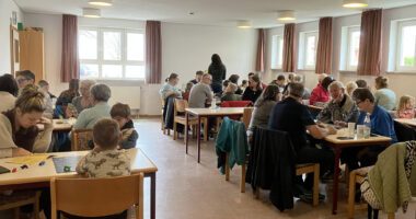 Blick in die Menge_Constanze Steffel.jpg Rund 45 Menschen besuchten den Spielenachmittag in Arnbruck. Foto: Constanze Steffel / Landratsamt Regen