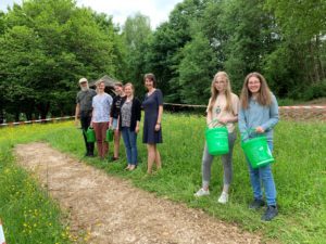 Im Bild von links: Kreisfachberater Klaus Eder, Niklas Greindl, Magdalena Pangerl, Studienrätin Elke Wilhelm, Studienrätin Maria Klement, Mathilda Litzlbauer und  Magdalena Braun. Foto: Carolin Wittenzellner/DVL-Gymnasium