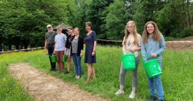 Im Bild von links: Kreisfachberater Klaus Eder, Niklas Greindl, Magdalena Pangerl, Studienrätin Elke Wilhelm, Studienrätin Maria Klement, Mathilda Litzlbauer und  Magdalena Braun. Foto: Carolin Wittenzellner/DVL-Gymnasium