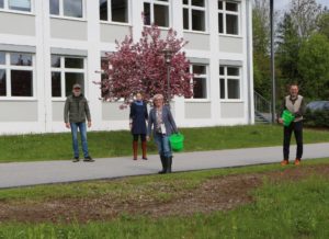 Unser Bild zeigt Schulleiter Gunther Fruth und Landrätin Röhrl mit (in zweiter Reihe) Kreisfachberater Klaus Eder und der stellvertretenden Schulleiterin Iris Haschek. Foto: Genosko/Glasfachschule