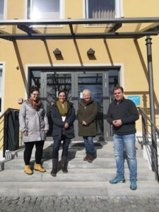 Bürgermeister Gerd Schönberger begrüßte (v.li.) KJR-Geschäftsführerin Kathrin Fernandes und Sigrid Kick und die Kommunale Jugendpflegerin Dr. Edith Aschenbrenner im Rathaus Böbrach. Foto: Gemeinde Böbrach