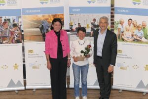 Böbrach: 3. Bürgermeisterin Gabi Weikl, Rosemarie Baumgartner, Landrat Dr. Ronny Raith