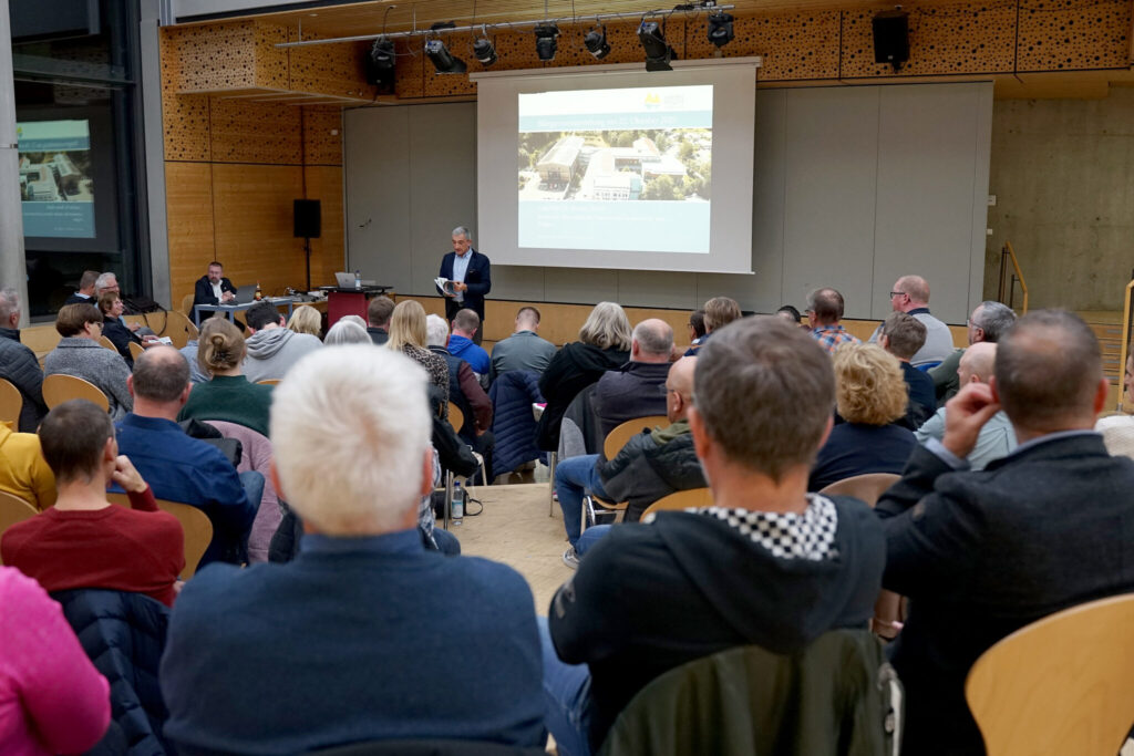 Landrat Dr. Ronny Raith will die Landkreisbürger gut informieren. Deswegen gibt es jährlich eine Landkreisbürgerversammlung. Die Versammlung 2025 war gut besucht. Foto: Miriam Lange / Landratsamt Regen