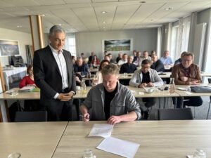 Landrat Dr. Ronny Raith (li.) und David-Christopher Siemers, der Vorsitzende des Kreistierschutzvereins waren die ersten Unterzeichner einer Vereinbarung, die die Fundtierunterbringung regelt. Foto: Heiko Langer / Landratsamt Regen