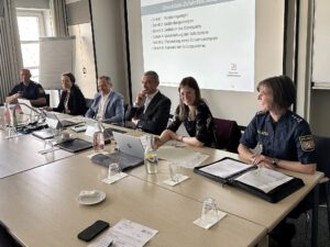 Sie informierten die Teilnehmer, v.li. Erster Polizeihauptkommissar Til Hauptmann, die persönliche Referentin des Landrats Iris Gehard, Büroleiter Günther Weinberger, Landrat Dr. Ronny Raith, Juristin Silvia Moser und die Erste Polizeihauptkommissarin Doris Schmid. Foto: Heiko Langer / Landratsamt Regen