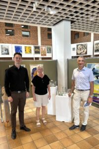 Der Vorsitzende der Waldvereinssektion Zwiesel Reinhard Wölfl und Annemarie Pletl, die künstlerische Leiterin des Buntspechts, freuten sich, Landrat Dr. Ronny Raith (re.) in der Ausstellung zu begrüßen. Fotos: Heiko Langer / Landratsamt Regen