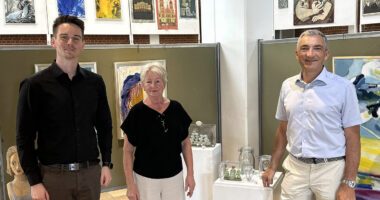 Der Vorsitzende der Waldvereinssektion Zwiesel Reinhard Wölfl und Annemarie Pletl, die künstlerische Leiterin des Buntspechts, freuten sich, Landrat Dr. Ronny Raith (re.) in der Ausstellung zu begrüßen. Fotos: Heiko Langer / Landratsamt Regen