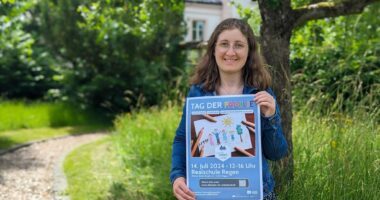 Bei Constanze Steffel aus dem Landratsamt Regen laufen die Fäden zusammen.  Foto: Kathrin Aichinger / Landratsamt Regen