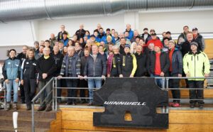 Ein starkes Zeichen für gelebte Teilhabe: Rund 60 Ehrenamtliche aus dem Landkreis Regen füllten die Tribüne der Regener Eishalle beim vierten VereinsAKTIVtag. Foto: Miriam Lange / Landratsamt Regen.