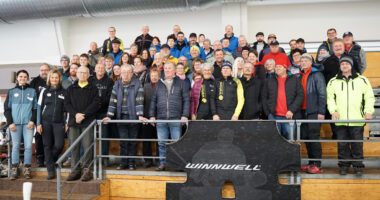 Ein starkes Zeichen für gelebte Teilhabe: Rund 60 Ehrenamtliche aus dem Landkreis Regen füllten die Tribüne der Regener Eishalle beim vierten VereinsAKTIVtag. Foto: Miriam Lange / Landratsamt Regen.