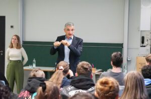 Mögliche Bildunterschrift: Landrat Dr. Ronny Raith (re.) und Sonja Fath von der kommunalen Jugendarbeit wollten wissen, was junge Menschen auf der Schwelle zum Berufsstart umtreibt. Foto: Miriam Lange / Landkreis Regen.