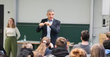 Mögliche Bildunterschrift: Landrat Dr. Ronny Raith (re.) und Sonja Fath von der kommunalen Jugendarbeit wollten wissen, was junge Menschen auf der Schwelle zum Berufsstart umtreibt. Foto: Miriam Lange / Landkreis Regen.