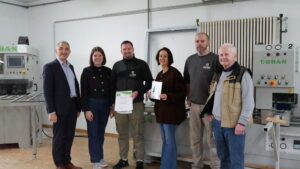 Bei der Übergabe der Umwelt- und Klimapakt-Urkunde an die Schreinerei Geiger: (v. li.) Landrat Dr. Ronny Raith, Wirtschaftsförderin Teresa Sitzberger, Betriebsinhaber Franz Geiger, Silke Geiger, Mitarbeiter Daniel Sennebogen und Seniorchef Johann Geiger. Foto: Melanie Reif / Landkreis Regen.