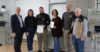 Bei der Übergabe der Umwelt- und Klimapakt-Urkunde an die Schreinerei Geiger: (v. li.) Landrat Dr. Ronny Raith, Wirtschaftsförderin Teresa Sitzberger, Betriebsinhaber Franz Geiger, Silke Geiger, Mitarbeiter Daniel Sennebogen und Seniorchef Johann Geiger. Foto: Melanie Reif / Landkreis Regen.