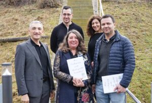 Auf unserem Bild sehen Sie v. li.: Landrat Dr. Ronny Raith, Michael Spielbauer und Yildiz Oragaz vom Ausländeramt sowie Hanna Cronenberg und Carol-Cristian Kocs mit ihren Einbürgerungsurkunden rechts. Foto: Miriam Lange / Landkreis Regen.