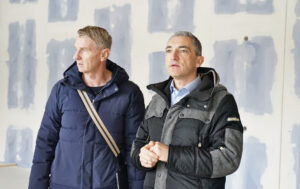 Landrat Dr. Ronny Raith (re.) und Architekt Robert Brunner – hier zu sehen im künftigen Lehrerzimmer des neuen Berufs- und Fachoberschulgebäudes. Foto: Miriam Lange / Landkreis Regen.