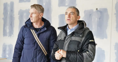 Landrat Dr. Ronny Raith (re.) und Architekt Robert Brunner – hier zu sehen im künftigen Lehrerzimmer des neuen Berufs- und Fachoberschulgebäudes. Foto: Miriam Lange / Landkreis Regen.