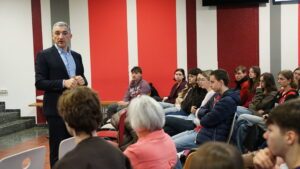 Landrat Dr. Ronny Raith im Gespräch mit den Abschlussklassen der Fachoberschule Regen. Rund 65 Schülerinnen und Schüler nutzten die Gelegenheit, ihre Fragen zu Politik, Alltag und Zukunft zu stellen. Fotos: Miriam Lange / Landkreis Regen.