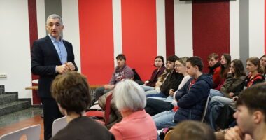 Landrat Dr. Ronny Raith im Gespräch mit den Abschlussklassen der Fachoberschule Regen. Rund 65 Schülerinnen und Schüler nutzten die Gelegenheit, ihre Fragen zu Politik, Alltag und Zukunft zu stellen. Fotos: Miriam Lange / Landkreis Regen.