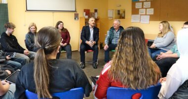 Landrat Ronny Raith und Jugendpflegerin Kathrin Götz (links daneben) diskutierten mit der Abschlussklasse der Mittelschule Teisnach sowie den Lehrkräften Melissa Dötsch und Barbara Reith über Politik, Jugendschutz und Wünsche junger Menschen. Foto: Miriam Lange / Landkreis Regen.