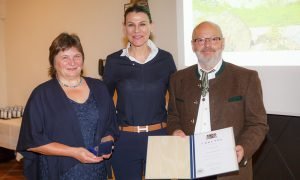 Heidi und Wolfgang Graßl zusammen mit Professor Marion Kiechle bei der Auszeichnung. Foto: Steffen Leiprecht