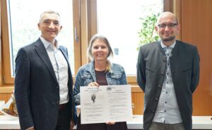 Gemeinsam für mehr Wissen und weniger Berührungsängste: Landrat Dr. Ronny Raith, Sandra Funk, Leiterin der Gesundheitsregionplus Arberland, und Amtsarzt Jürgen Dachl machen auf den Fachabend „Wenn Demenz den Alltag verändert“ am 24. September in Regen aufmerksam. Die Veranstaltung im Rahmen der Bayerischen Demenzwoche verbindet medizinisches Wissen mit praktischer Unterstützung für Betroffene und Angehörige. Foto: Miriam Lange / Landratsamt Regen.