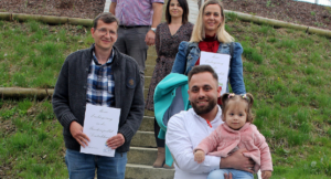 Unser Bild zeigt die eingebürgerten Neubürger Marcian Nagy (li), Abdulaziz Al Saleh und seine beiden Kinder Adam und Mira (re.), dahinter Katalin Császár sowie Christian Raith (li.) und Sabrina Bernreiter (beide Landratsamt Regen). Foto: Heiko Langer/Landkreis Regen 