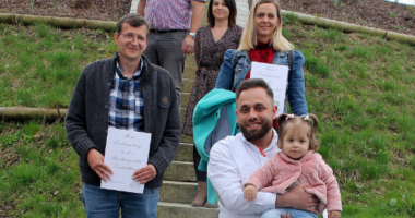 Unser Bild zeigt die eingebürgerten Neubürger Marcian Nagy (li), Abdulaziz Al Saleh und seine beiden Kinder Adam und Mira (re.), dahinter Katalin Császár sowie Christian Raith (li.) und Sabrina Bernreiter (beide Landratsamt Regen). Foto: Heiko Langer/Landkreis Regen 