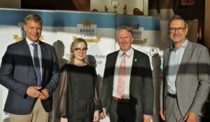 Die Ausrichter der Jubiläumsverleihrunde (v.l.) Dr. Olaf Heinrich, Judith Weinberger-Singh, Helmut Plenk, Bertram Vogel. Foto: Kreisentwicklung Landkreis Regen