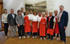 Die Seniorengruppe des BRK Kreisverbandes Regen kümmerte sich um die Bewirtung und bekam dabei von Bürgermeister Herzog, der Kreisseniorenbeauftragen Christine Kreuzer, Doris Werner und dem stellvertretenden Landrat Helmut Plenk viel Lob. Foto: Miriam Lange