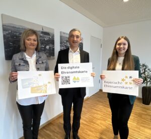 Das Foto zeigt Landrat Dr. Ronny Raith, Doris Werner von der Ehrenamtsförderung Arberland und Lena Kölbl (Anwärterin beim Landratsamt Regen).