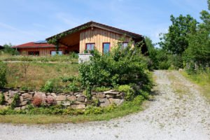 Konsequenter Naturgarten: Natursteinmauer, Blumenwiese und unversiegelte Zufahrt im Garten von Jana Bonke und Harald Dobler. Foto: Langer/Landkreis Regen