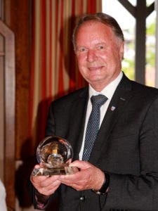 Der Preisträger Willi Killinger mit dem Ehrenpreis. Foto: Langer/Landkreis Regen