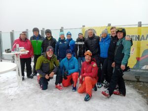 Sportlegende Gerd Schönfelder (Reihe oben, Vierter von rechts) schaute überraschend am Infostand der Arberland-Ehrenamtsförderung vorbei. Foto: Otto Werner
