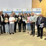 Unsere Bilder zeigen Landrat Dr. Ronny Raith mit den Ortsbürgermeistern aus Arnbruck (Angelika Leitermann sowie den stellvertretenden Landrat Hermann Brandl), Bodenmais (Michael Adam), Böbrach (Gerd Schönberger), Frauenau (Fritz Schreder), Geiersthal (Richard Gruber), Kirchberg im Wald (Robert Muhr), Kirchdorf im Wald (Alois Wildfeuer), Langdorf (Michael Englram), Lindberg (Gerd Lorenz), Patersdorf (Adolf Muhr), Prackenbach (Andreas Eckl), Regen (Andreas Kroner), Rinchnach (Simone Hilz), Ruhmannsfelden (Simone Hilz), Teisnach (Daniel Graßl), Viechtach (Franz Wittmann), Zachenberg (Hans Dachs), Zwiesel (Zweite Bürgermeisterin Elisabeth Pfeffer). Fotos: Heiko Langer / Landratsamt Regen
