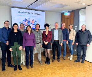 Miriam Lange (5.v.re.) und Kathrin Köck (2.v.li.) mit Teilnehmenden des Ehrenamtsnetzwerks Arberland im Landratsamt Regen, links außen Tobias Wittenzellner (Kreisentwicklung). Foto: Anna Egginger / Landratsamt Regen