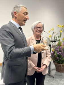 Dr. Ronny Raith überreichte den Ehrenpreis des Landkreises an Altlandrätin Rita Röhrl. Foto: Heiko Langer / Landratsamt Regen