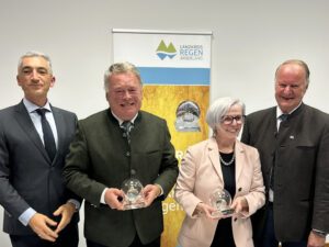 Den neuen Ehrenpreisträgern Helmut Brunner (2.v.li.) und Rita Röhrl gratulierten Landrat Dr. Ronny Raith (li.) und der Ehrenpreisträger Willi Killinger. Foto: Heiko Langer / Landratsamt Regen