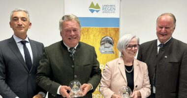 Den neuen Ehrenpreisträgern Helmut Brunner (2.v.li.) und Rita Röhrl gratulierten Landrat Dr. Ronny Raith (li.) und der Ehrenpreisträger Willi Killinger. Foto: Heiko Langer / Landratsamt Regen