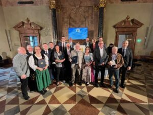 Unser Bild zeigt die Geehrten mit Landrat Dr. Ronny Raith und den anwesenden Bürgermeistern.  Foto: Daniel Graßl