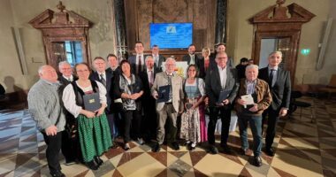 Unser Bild zeigt die Geehrten mit Landrat Dr. Ronny Raith und den anwesenden Bürgermeistern.  Foto: Daniel Graßl