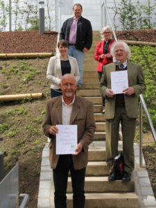 Gerard Paul Harold Croasdale (von unten nach oben) und Mark Avery Angus wurden eingebürgert, es gratulierten Sachgebietsleiterin Simone Kasberger , Landrätin Rita Röhrl und Sachbearbeiter Christian Raith. Foto: Langer/Landkreis Regen