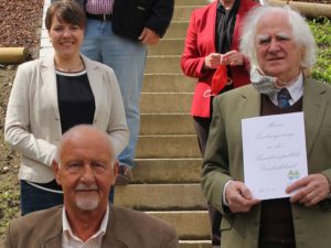 Gerard Paul Harold Croasdale (von unten nach oben) und Mark Avery Angus wurden eingebürgert, dazu gratulierte Sachgebietsleiterin Simone Kasberger. Foto: Langer/Landkreis Regen