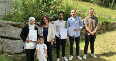 Unser Bild zeigt von links: Inas Mohammed, Sohn Alexander Ali, Yildiz Oragaz (Ausländeramt), Hassan Alali, Ahmad Alasmar und Michael Spielbauer (stellvertretender Sachgebietsleiter Ausländeramt am Landratsamt Regen). Foto: Ramona Simeth / Landratsamt Regen