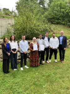 Unser Bild zeigt von rechts: Landrat Dr. Ronny Raith, Nihad Hamou, Rafael Maciel Gurgel Santos, Amer Alhallak, Hanadi Afyouni, Michael Spielbauer (stellvertretender Sachgebietsleiter Ausländeramt am Landratsamt Regen), Neele Hasselbach (Ausländeramt)und Yildiz Oragaz (Ausländeramt). Foto: Ramona Simeth / Landratsamt Regen