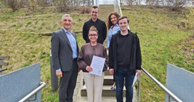 Unser Bild zeigt vorne von links: Landrat Dr. Ronny Raith, Dr. med. Univ. Sanela Geiß, Sviatoslav Vasylashchuk; hinten von links: Yildiz Oragaz (Ausländeramt) und Michael Spielbauer (stellvertretender Sachgebietsleiter Ausländeramt). Foto: Martine Ernst / Landratsamt Regen