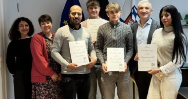 Unser Bild zeigt von rechts: Yildiz Oragaz (Ausländeramt), Sachgebietsleiterin Simone Kasberger, Mohamad Labib Abdelaziz Abdelmeged, Luka Madzo, Leon Madzo, Landrat Dr. Ronny Raith und Luisa Graciela Freundorfer. Foto: Elke Richter / Landratsamt Regen
