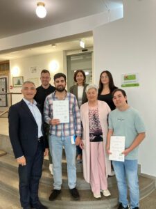 Unser Bild zeigt Landrat Dr. Ronny Raith, Yildiz Oragaz (oben Mitte, Ausländeramt) und Michael Spielbauer, (oben links, stellvertretender Sachgebietsleiter Ausländeramt, sowie die neu Eingebürgerten Ayse Basar (2.v.re.), Anesa Kika (oben rechts), Ajmal Ashori (vorne rechts), Ahmad Reza Tajik (2.v.li.), Foto: Ramona Simeth / Landratsamt Regen