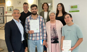 Unser Bild zeigt Landrat Dr. Ronny Raith, Yildiz Oragaz (oben Mitte, Ausländeramt) und Michael Spielbauer, (oben links, stellvertretender Sachgebietsleiter Ausländeramt, sowie die neu Eingebürgerten Ayse Basar (2.v.re.), Anesa Kika (oben rechts), Ajmal Ashori (vorne rechts), Ahmad Reza Tajik (2.v.li.), Foto: Ramona Simeth / Landratsamt Regen