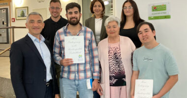 Unser Bild zeigt Landrat Dr. Ronny Raith, Yildiz Oragaz (oben Mitte, Ausländeramt) und Michael Spielbauer, (oben links, stellvertretender Sachgebietsleiter Ausländeramt, sowie die neu Eingebürgerten Ayse Basar (2.v.re.), Anesa Kika (oben rechts), Ajmal Ashori (vorne rechts), Ahmad Reza Tajik (2.v.li.), Foto: Ramona Simeth / Landratsamt Regen